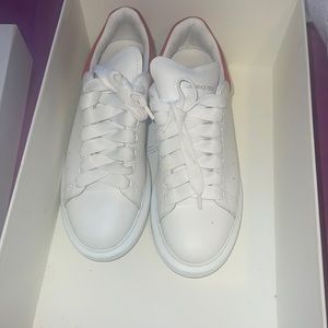 selling my Alexander McQueen size 37.5 so that’s a size 71/2 in women worn twice